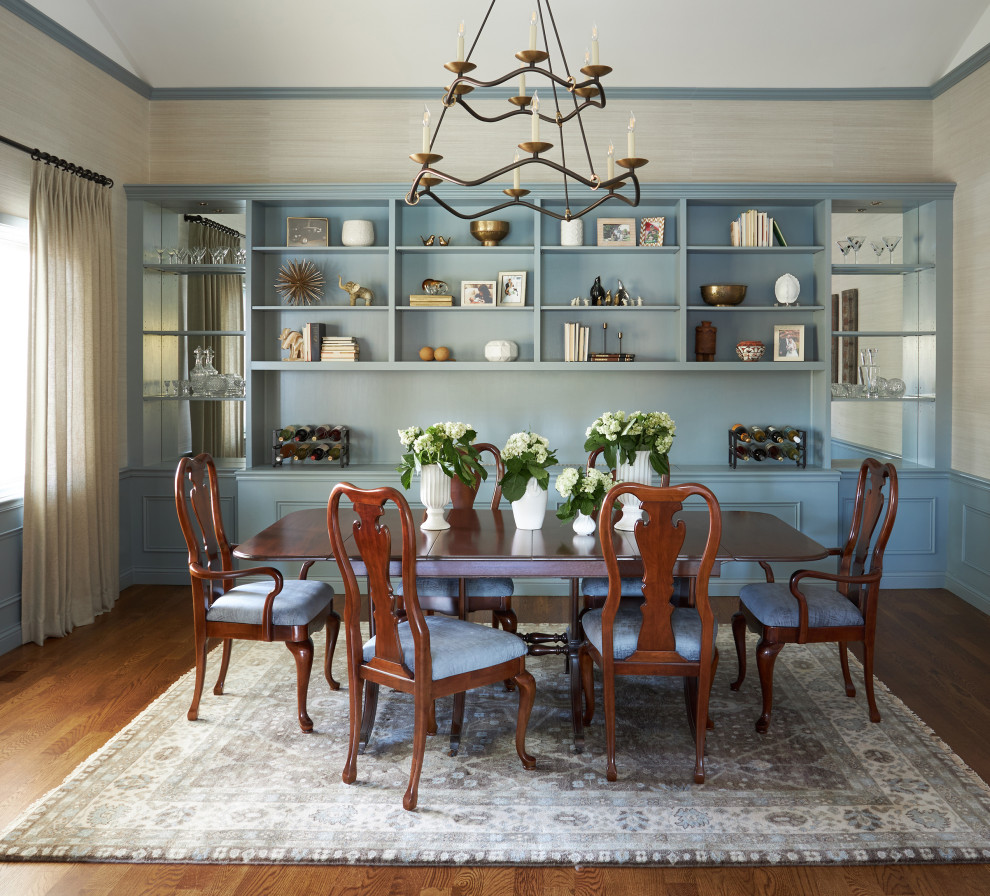 Esempio di una grande sala da pranzo classica chiusa con pareti blu, parquet scuro, pavimento marrone, soffitto a volta e carta da parati