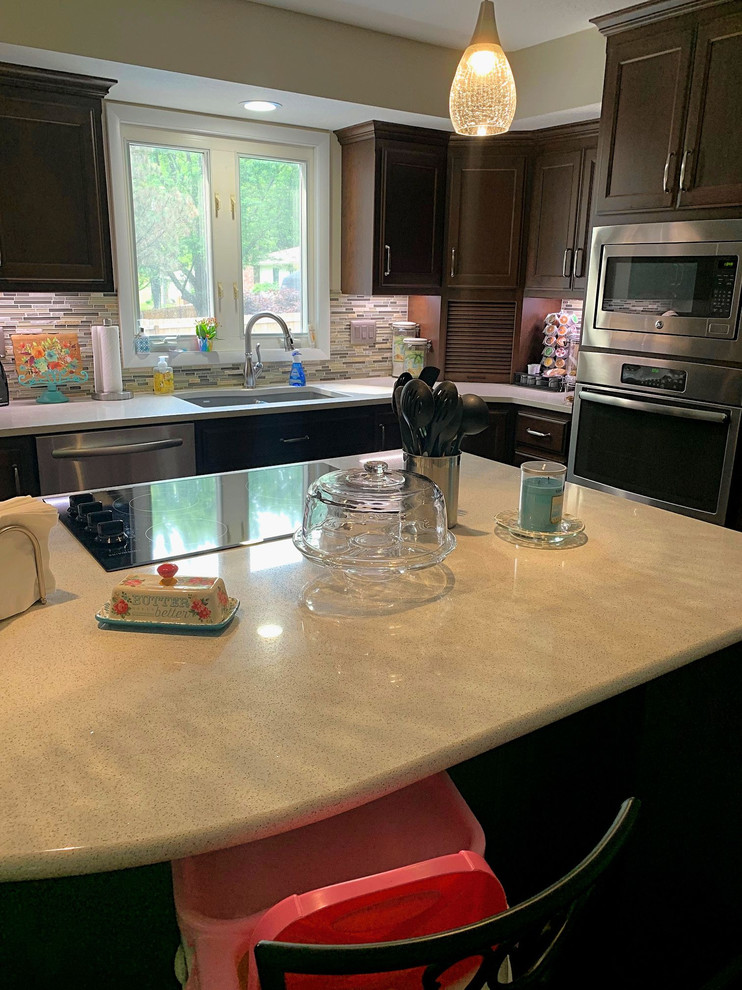Example of a large minimalist kitchen design