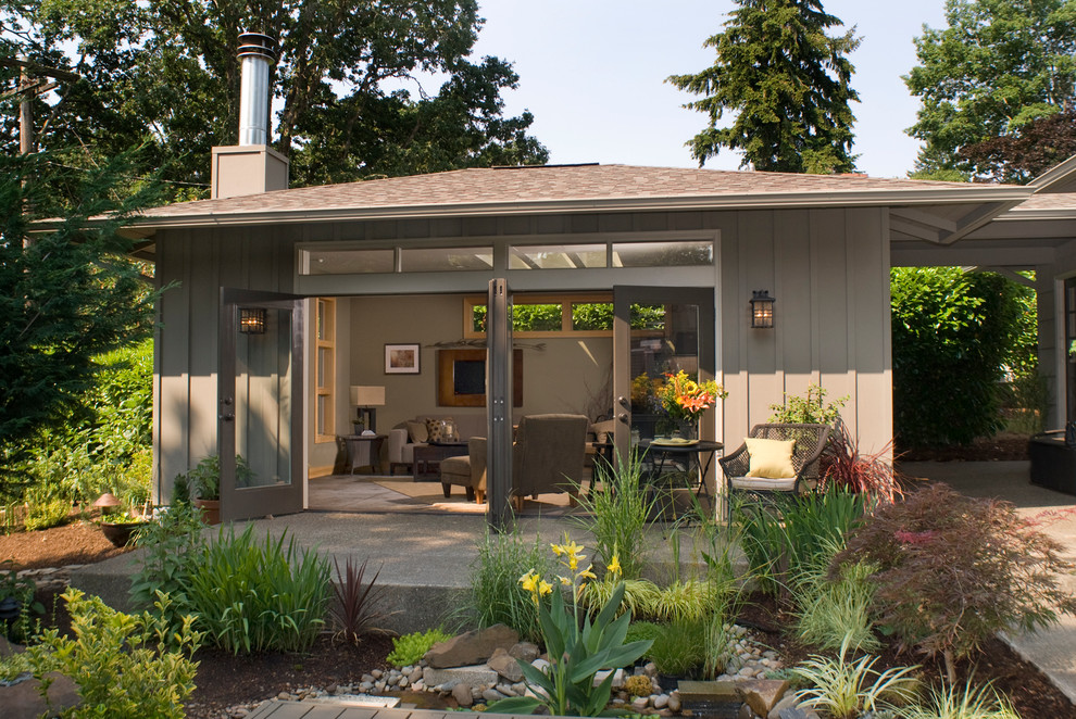 Design ideas for a mid-sized asian backyard xeriscape in Portland.