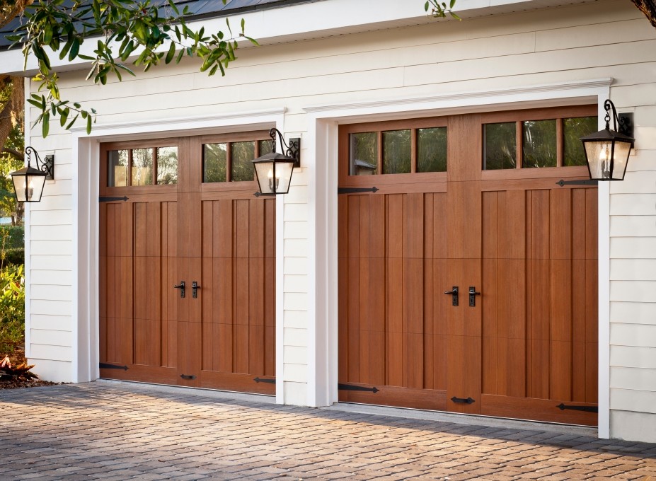 Photo of a traditional attached three-car garage in Orlando.