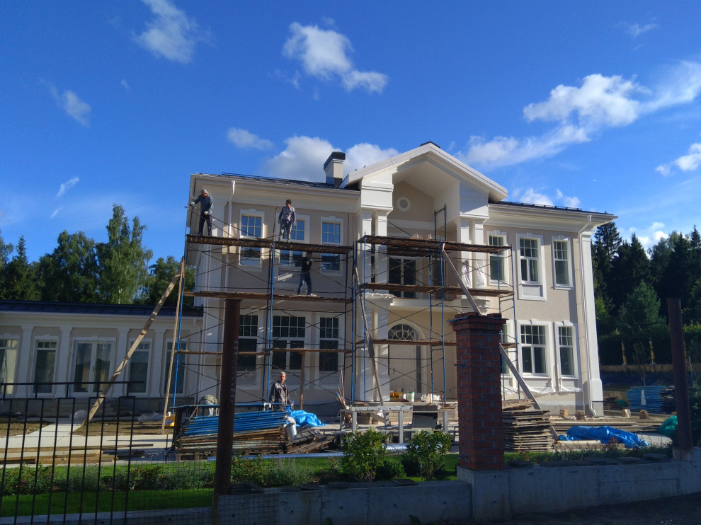 Фасад дома- декоративная штукатурка.