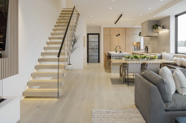 Fresh FLIGHT Cantilever in a Stunning Condo modern-wohnbereich