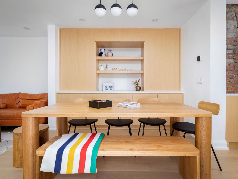 Ispirazione per una sala da pranzo minimalista di medie dimensioni con parquet chiaro, pavimento beige e soffitto in carta da parati