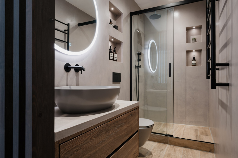 Idées déco pour une petite salle de bain principale scandinave en bois brun avec un sol en carrelage de porcelaine, une cabine de douche à porte coulissante, une niche, meuble simple vasque et meuble-lavabo suspendu.
