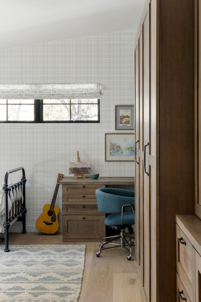 Inspiration pour une chambre d'enfant design de taille moyenne avec un mur blanc et un sol en bois brun.