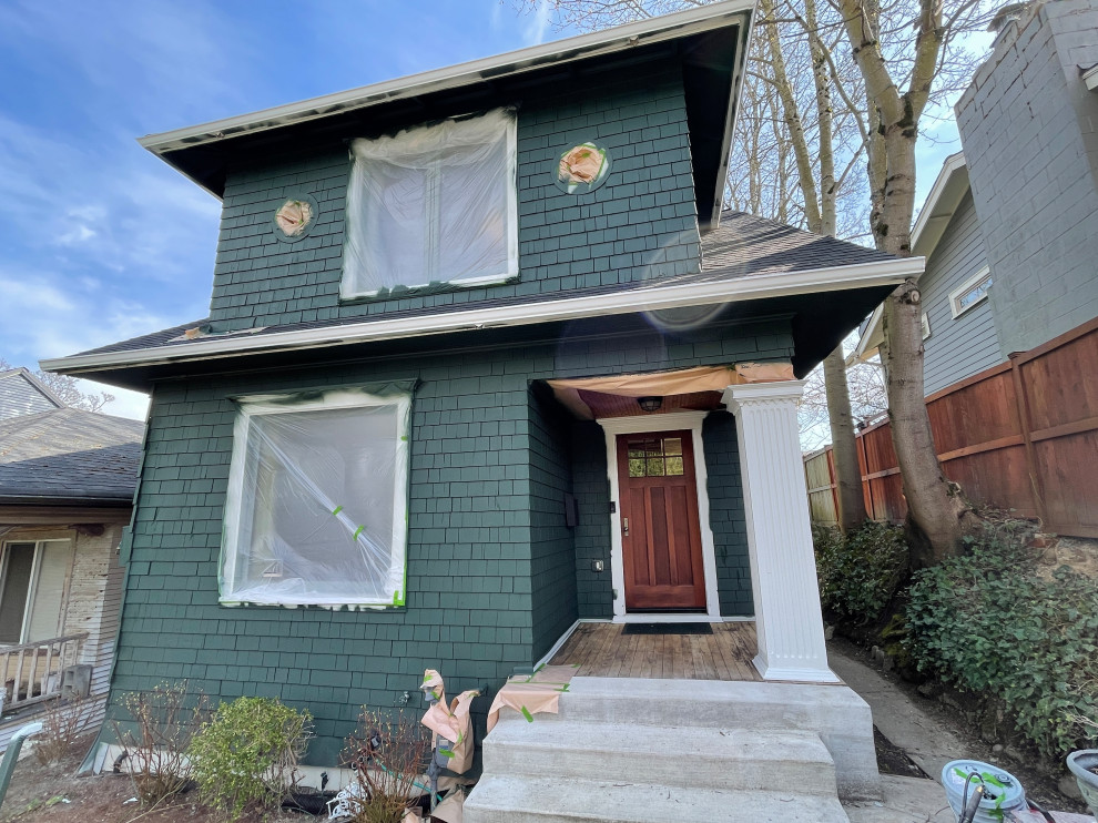 Medium sized and green traditional two floor detached house in Seattle with mixed cladding and shingles.