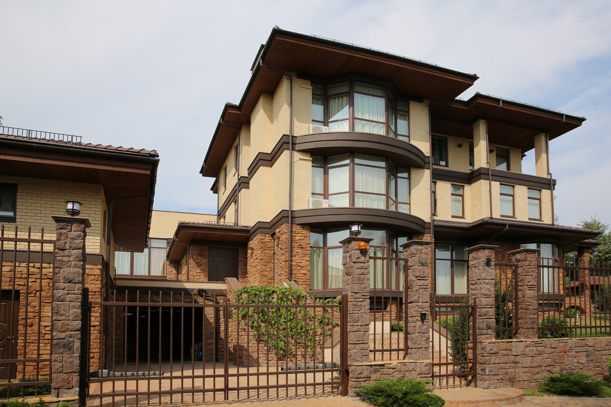 Дом на склоне