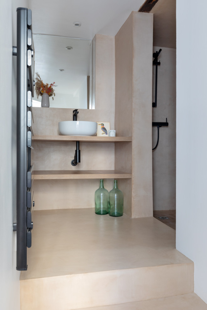 Exempel på ett mellanstort minimalistiskt badrum, med mellanmörkt trägolv