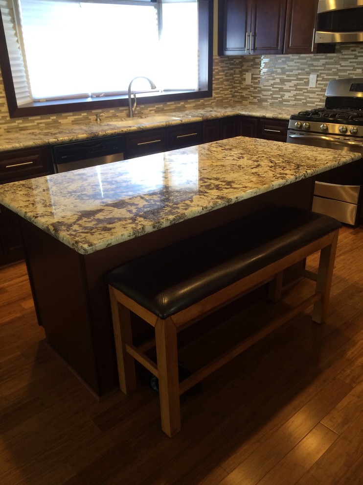 Example of a transitional home design design in San Diego