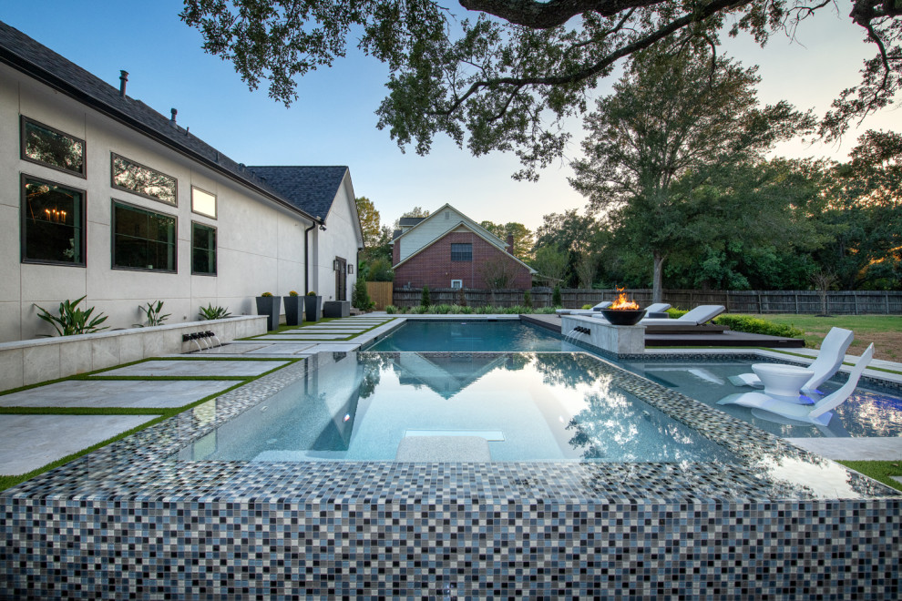 Стильный дизайн: большой прямоугольный бассейн на заднем дворе в стиле шебби-шик с покрытием из каменной брусчатки - последний тренд
