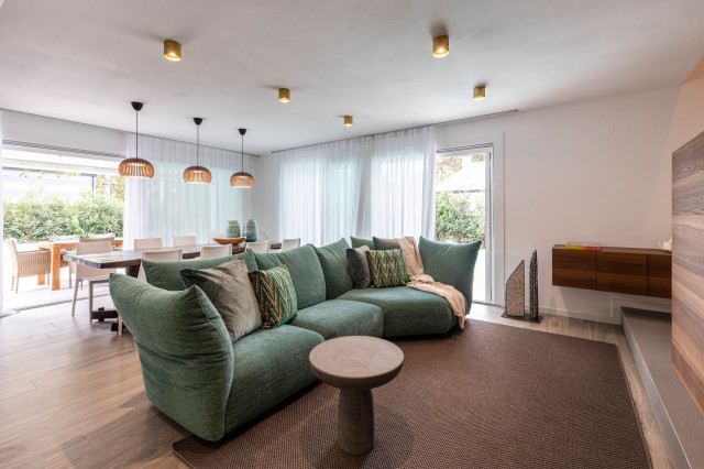 Villa con piscina contemporary-living-room