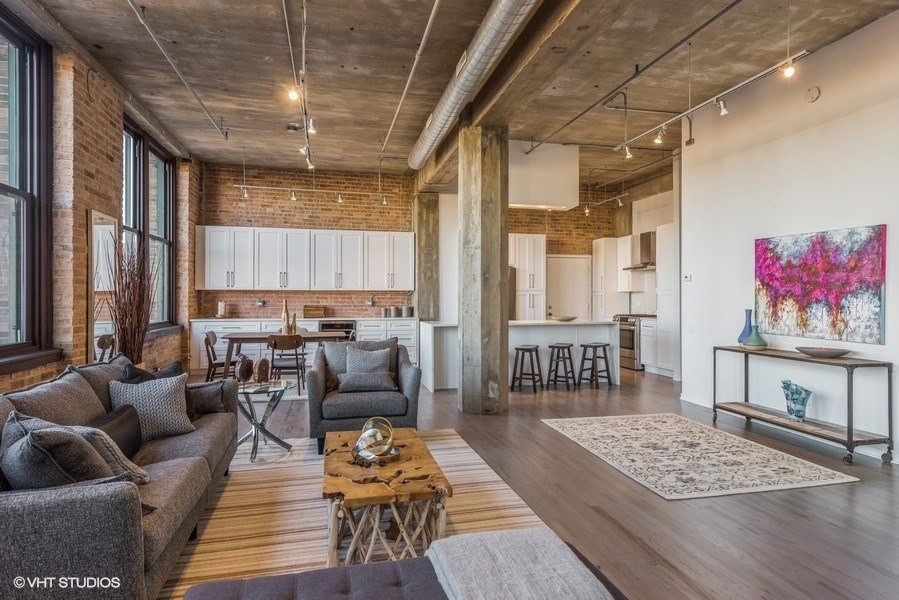 Transitional home design photo in Chicago