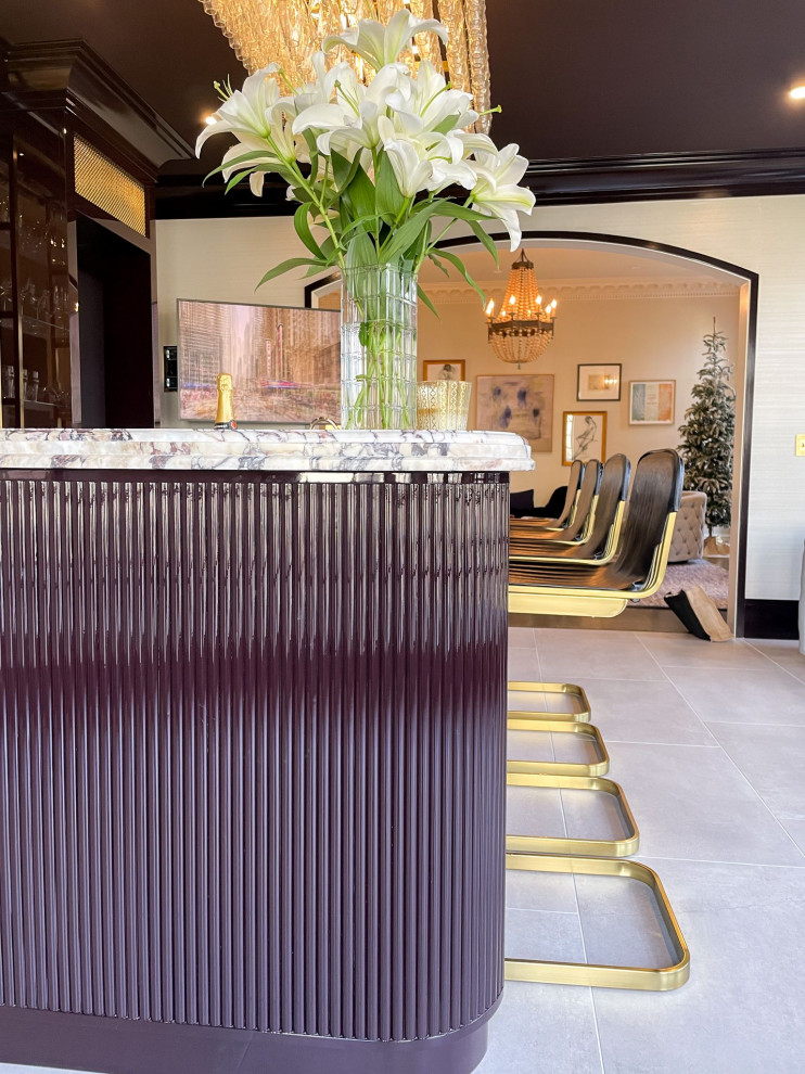 Immagine di un ampio bancone bar chic con lavello integrato, ante in stile shaker, ante nere, pavimento beige e top multicolore