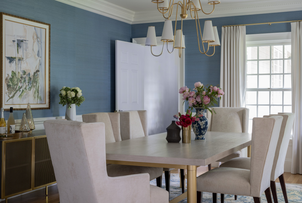 Immagine di una sala da pranzo chic chiusa e di medie dimensioni con pareti blu, pavimento in legno massello medio e carta da parati