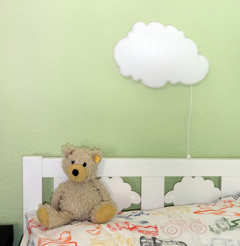 Kinderzimmer mit grüner Wandfarbe, dunklem Holzboden und braunem Boden in Berlin