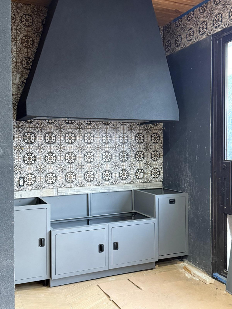 Example of a farmhouse home design design in Austin