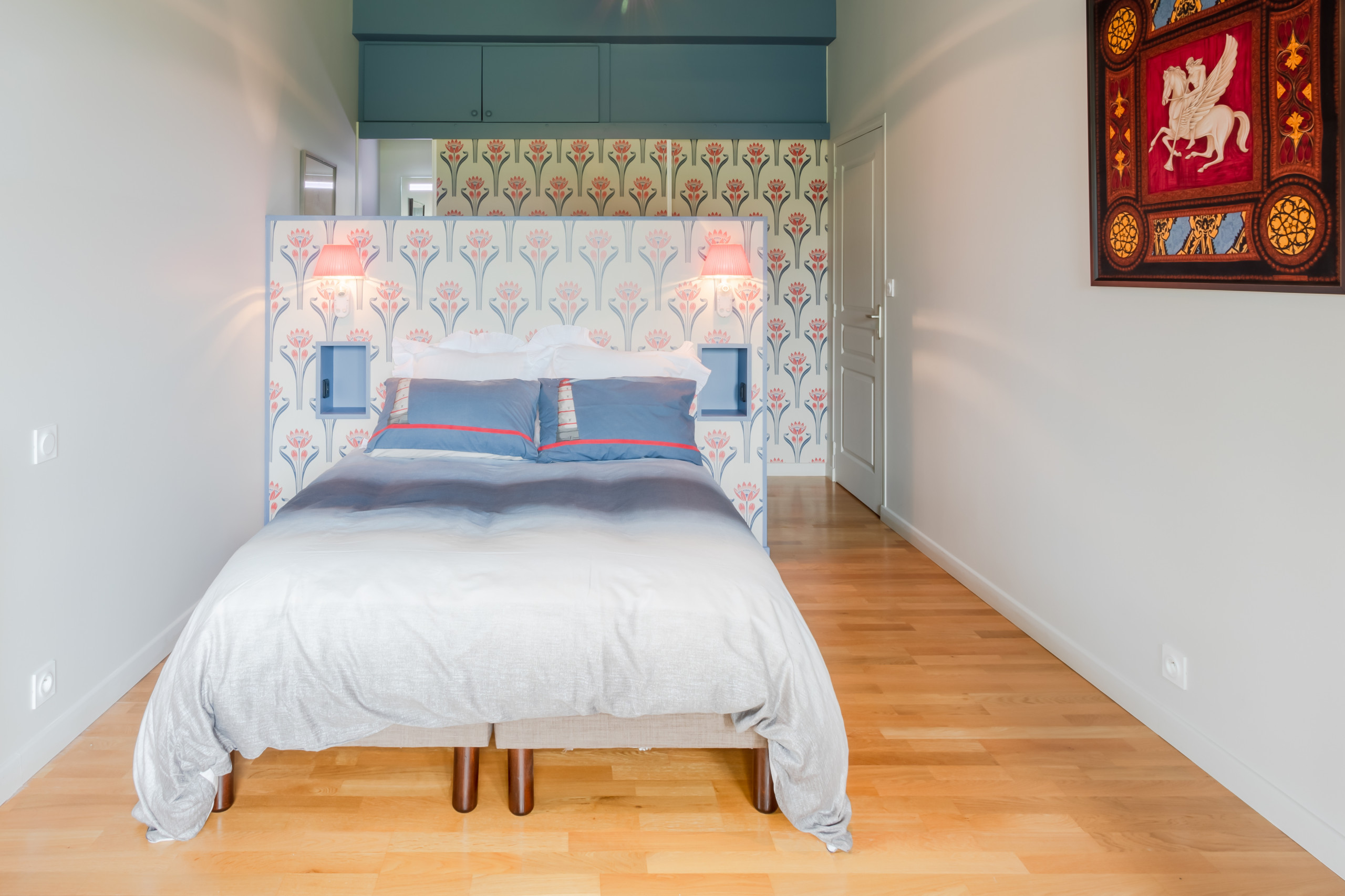 Rénovation d'une cuisine ouverte et chambre multifonction avec bureau intégré