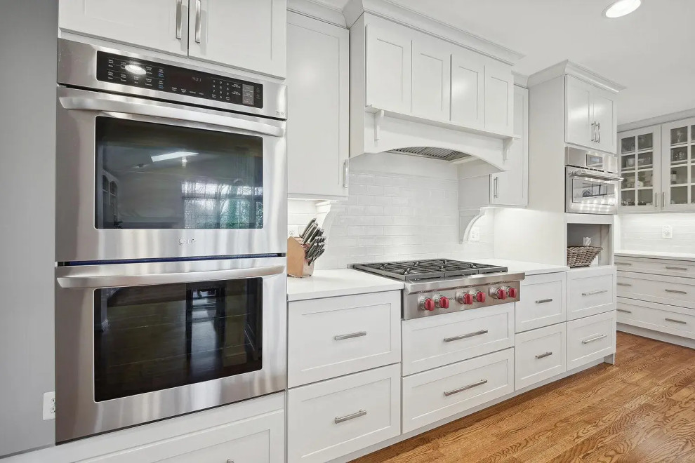 Kitchen - transitional kitchen idea in DC Metro
