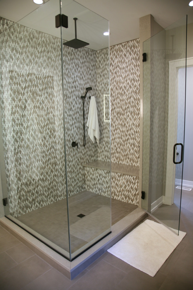 Imagen de cuarto de baño principal marinero de tamaño medio con ducha esquinera, baldosas y/o azulejos beige, baldosas y/o azulejos en mosaico, suelo beige y ducha con puerta con bisagras