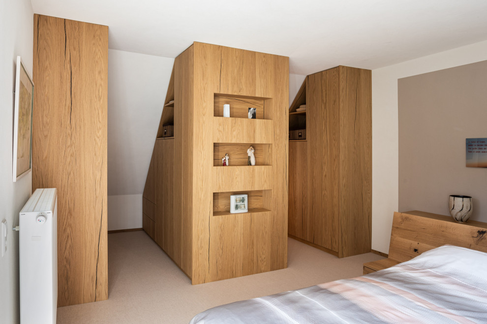 Mittelgroßes Modernes Schlafzimmer mit brauner Wandfarbe, Teppichboden, beigem Boden, Tapetendecke und Tapetenwänden in Sonstige