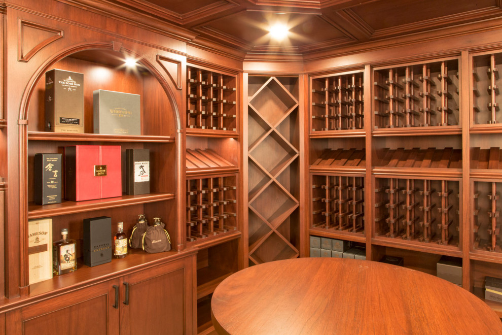 Imagen de bodega tradicional renovada de tamaño medio con suelo de madera en tonos medios