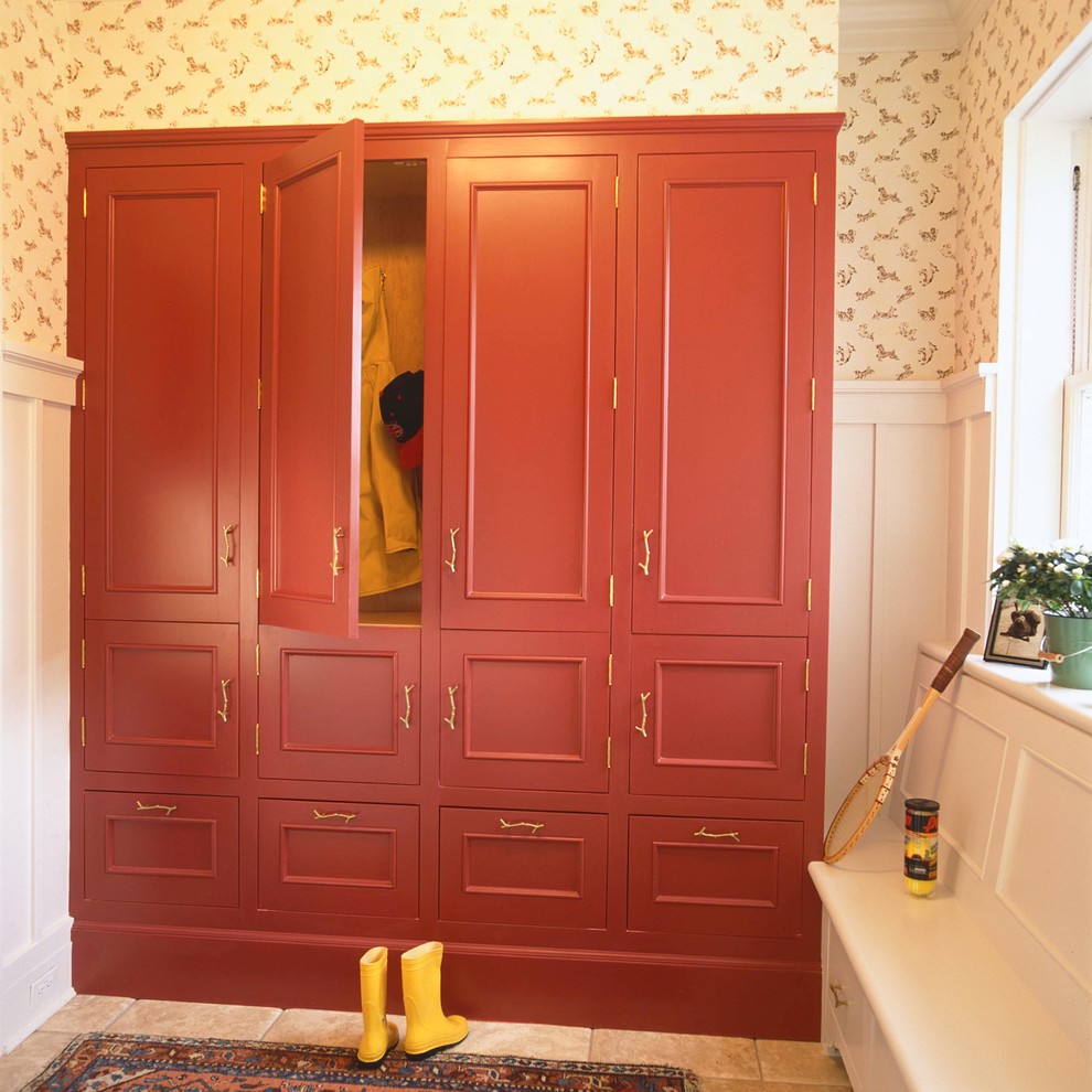 Design ideas for a traditional mudroom in New York.