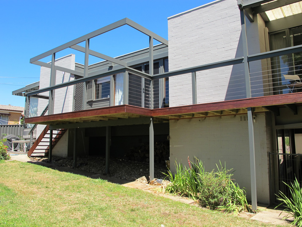 Photo of a contemporary backyard deck in Canberra - Queanbeyan.