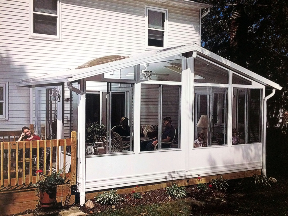 This is an example of a modern sunroom in San Francisco.