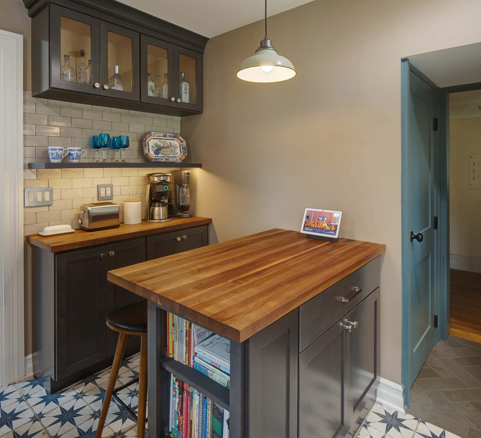 Idéer för att renovera ett stort lantligt brun brunt kök, med en rustik diskho, skåp i shakerstil, grå skåp, träbänkskiva, vitt stänkskydd, stänkskydd i keramik, rostfria vitvaror, klinkergolv i porslin, en halv köksö och blått golv