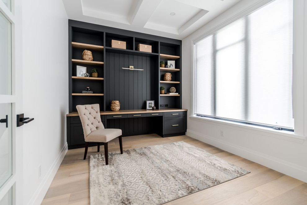 Aménagement d'un grand bureau scandinave avec un mur noir, parquet clair, un bureau intégré, un sol marron, un plafond à caissons et du lambris de bois.