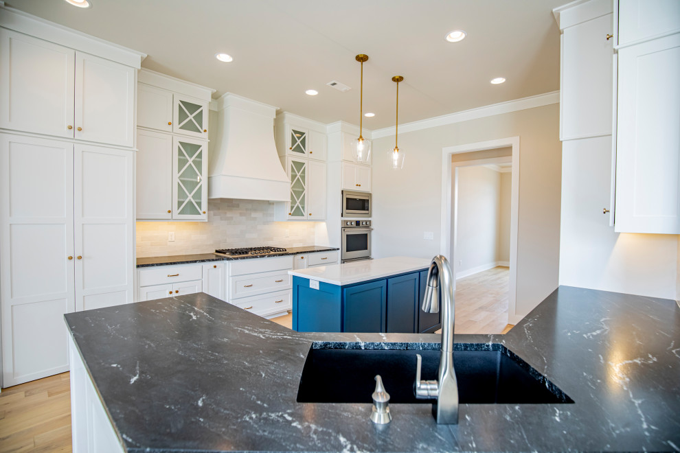 Kitchen - transitional kitchen idea