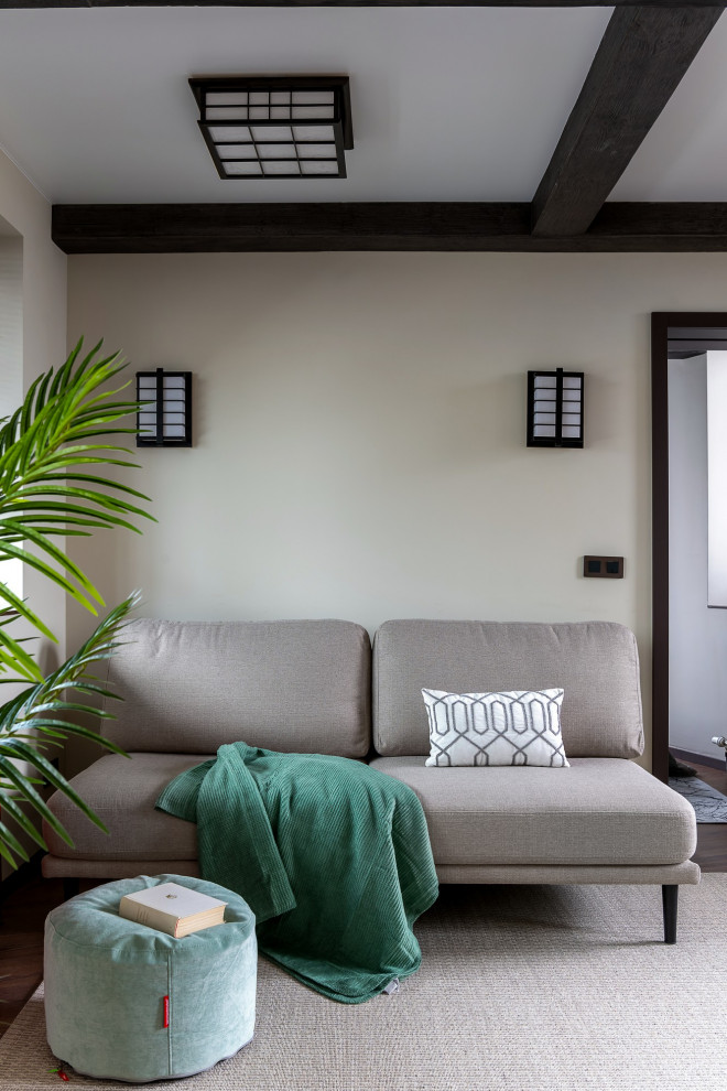 Imagen de salón para visitas blanco y madera asiático de tamaño medio con paredes beige, suelo vinílico, televisor colgado en la pared, suelo marrón, vigas vistas y papel pintado