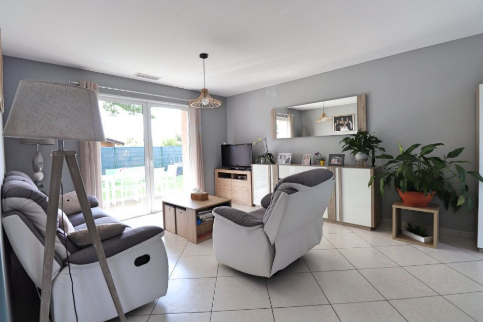 Design ideas for a contemporary living room in Lyon.
