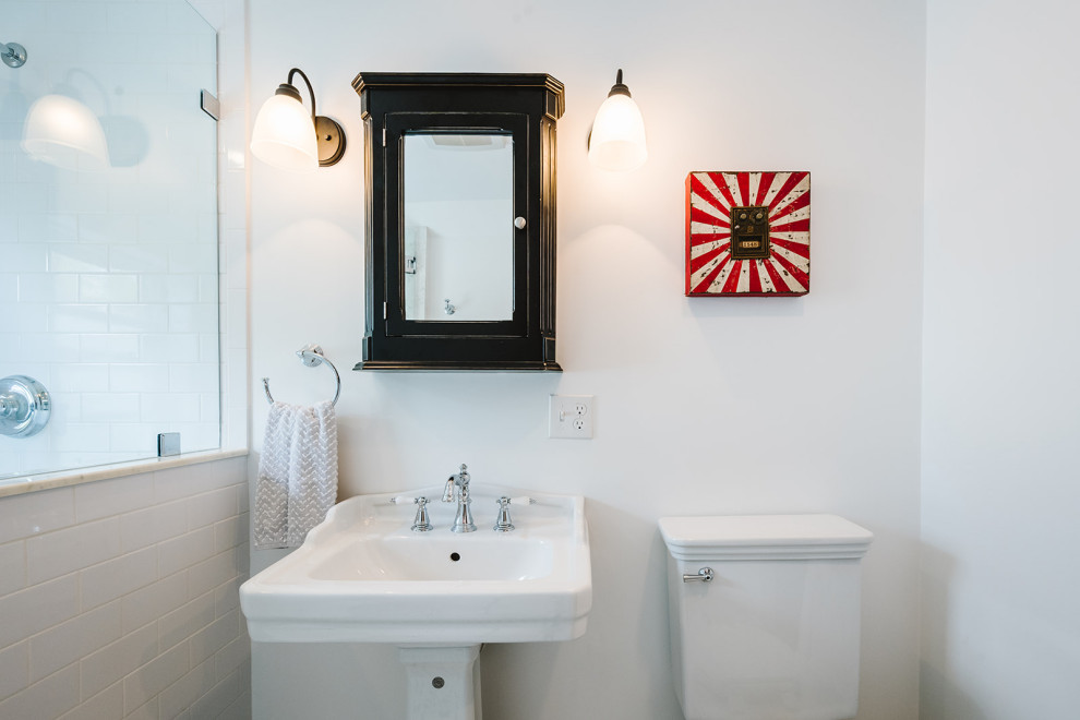 Стильный дизайн: маленькая ванная комната в викторианском стиле с открытым душем, черно-белой плиткой, плиткой кабанчик, полом из керамогранита, раковиной с пьедесталом, душем с распашными дверями и панелями на стенах для на участке и в саду - последний тренд