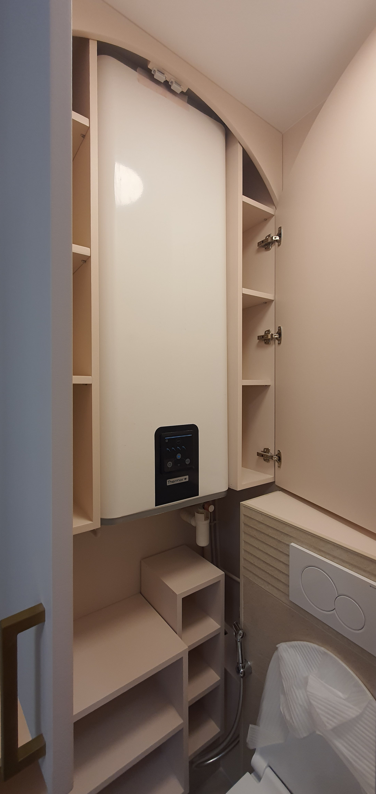 Salle de bain beige et rose, bois