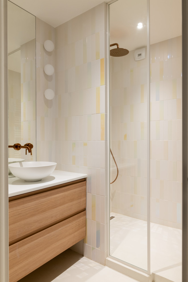Bild på ett mellanstort funkis vit vitt badrum med dusch, med bruna skåp, en öppen dusch, flerfärgad kakel, vita väggar, betonggolv, ett nedsänkt handfat, laminatbänkskiva, vitt golv och med dusch som är öppen