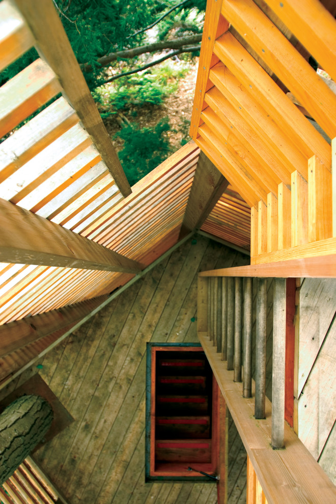 Idées déco pour une petite façade de Tiny House contemporaine en bois et planches et couvre-joints à deux étages et plus avec un toit plat.