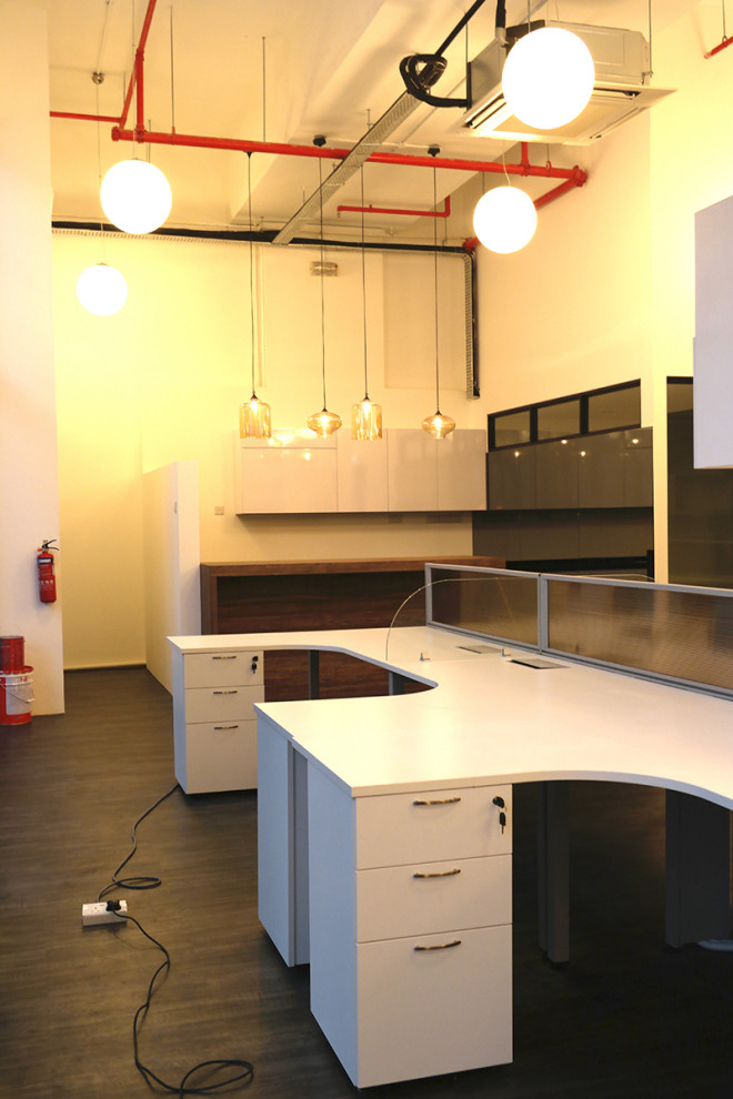 Design ideas for a contemporary home office in Singapore.