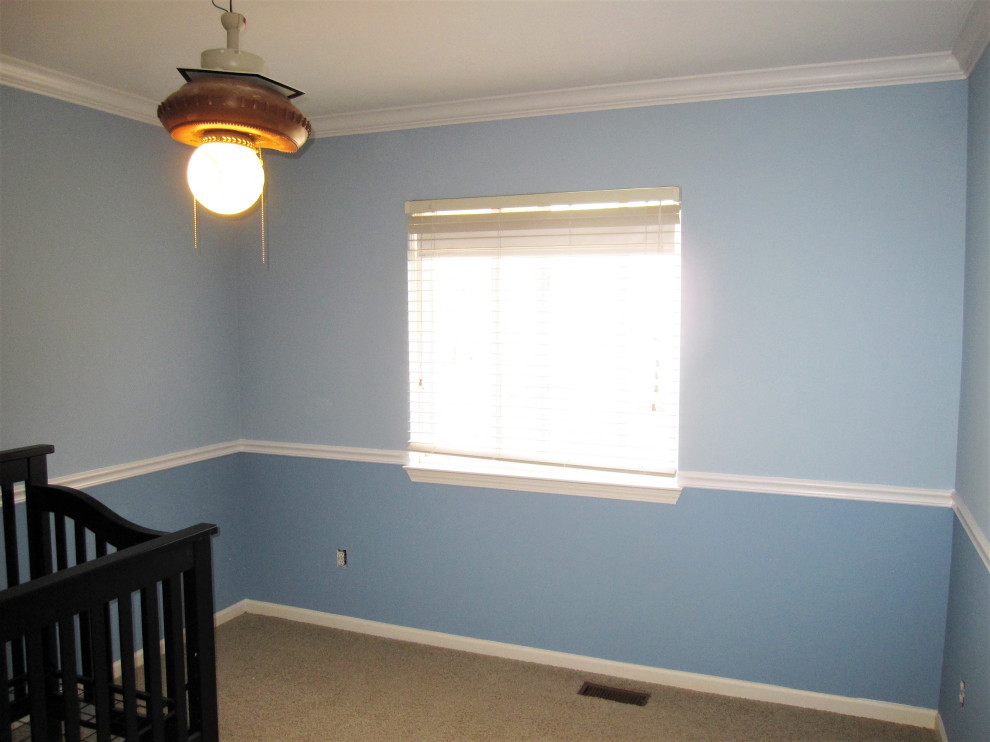 Источник вдохновения для домашнего уюта: гостевая спальня среднего размера, (комната для гостей) в классическом стиле с синими стенами, ковровым покрытием и бежевым полом