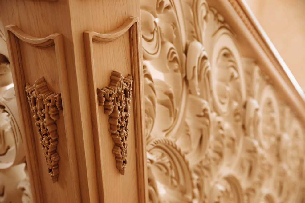 Пример оригинального дизайна: большая п-образная деревянная лестница в классическом стиле с деревянными ступенями, деревянными перилами, обоями на стенах и кладовкой или шкафом под ней