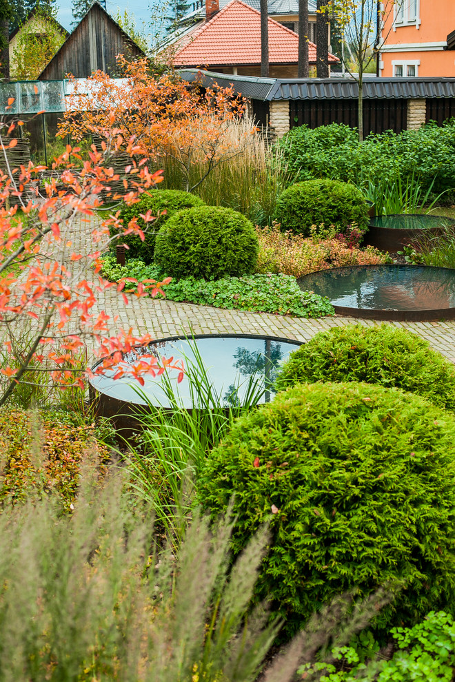 Contemporary garden in Saint Petersburg with with pond for fall.