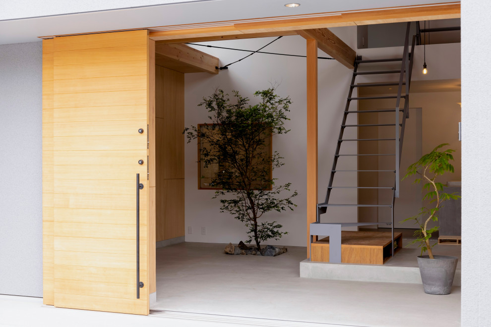 Идея дизайна: узкая прихожая среднего размера в восточном стиле с бежевыми стенами, раздвижной входной дверью, входной дверью из дерева среднего тона, серым полом, деревянным потолком и деревянными стенами