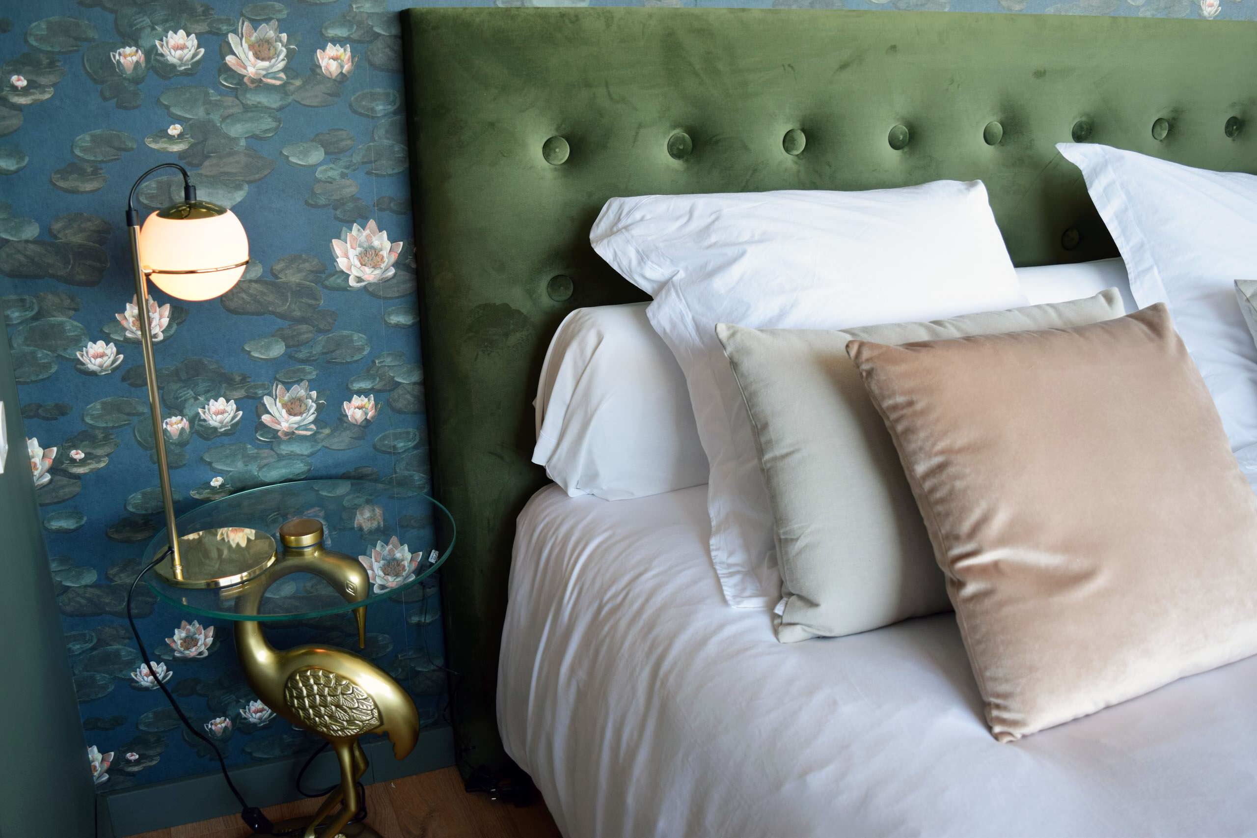 Une chambre élégante et apaisante, pensée pour offrir un confort exceptionnel et une immersion dans l’univers naturel de l’étang. La tête de lit en velours vert capitonné apporte une touche de raffine