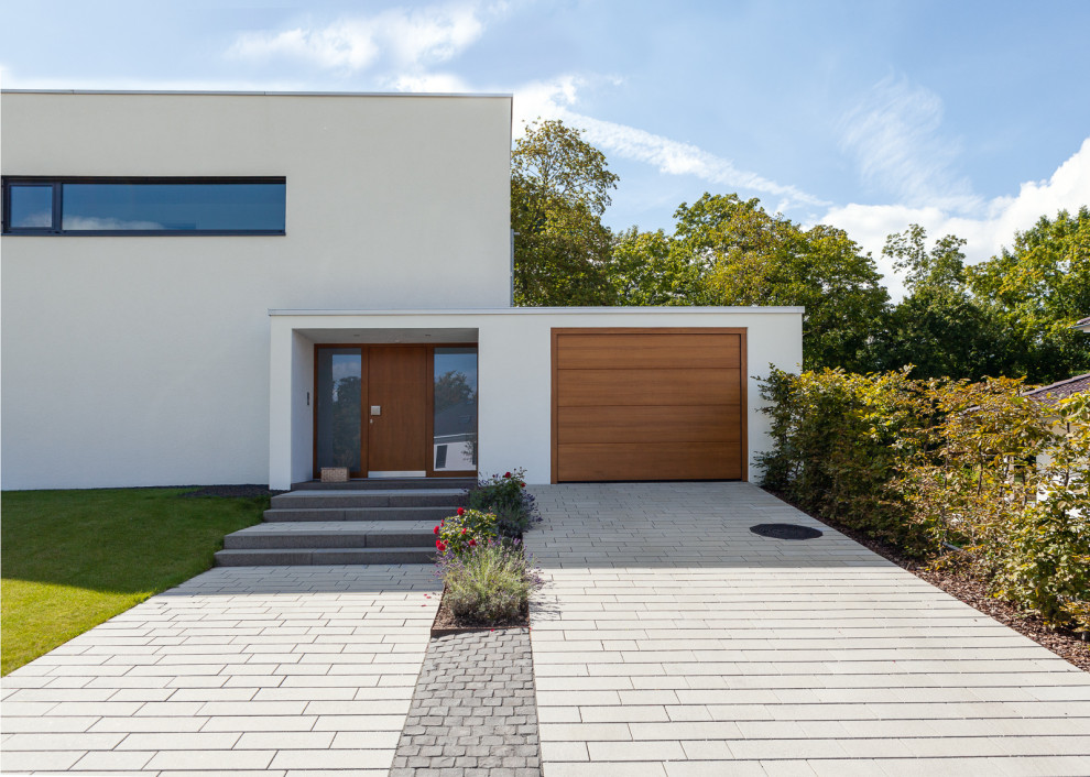 This is an example of a contemporary garden in Frankfurt with concrete pavers.