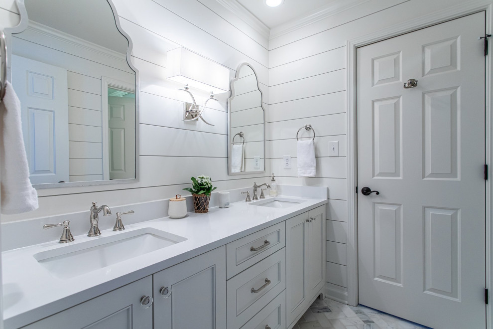 Свежая идея для дизайна: ванная комната в классическом стиле с белыми фасадами, тумбой под две раковины и встроенной тумбой - отличное фото интерьера