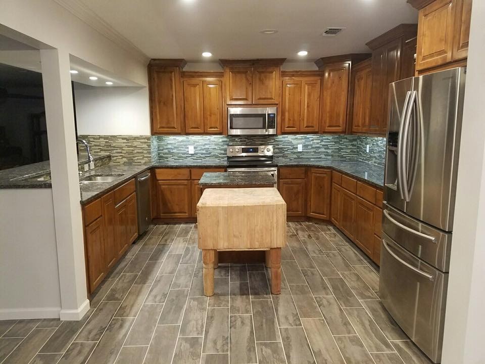 Kitchen - mid-sized transitional u-shaped porcelain tile and brown floor kitchen idea with an undermount sink, raised-panel cabinets, medium tone wood cabinets, granite countertops, multicolored backsplash, matchstick tile backsplash, stainless steel appliances and an island