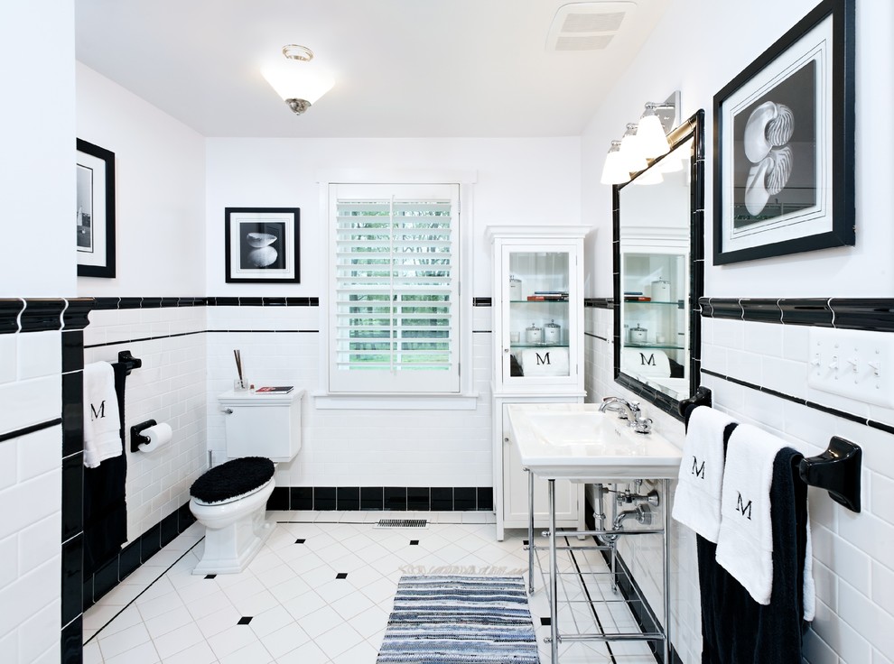 Idée de décoration pour une salle de bain tradition avec un carrelage blanc, un mur blanc et un sol en carrelage de céramique.