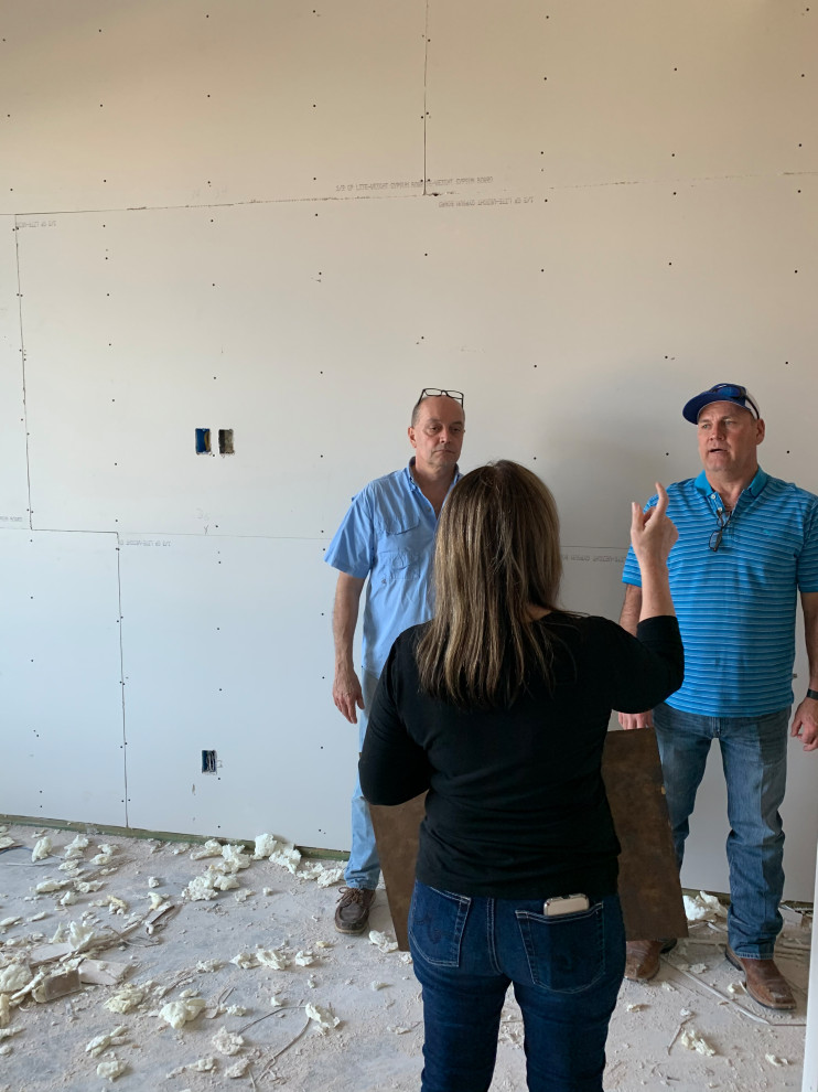 Example of a transitional home design design in Austin
