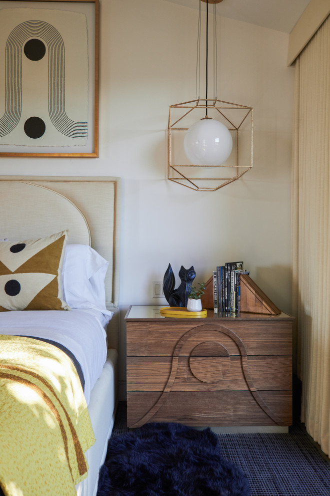Ispirazione per una camera degli ospiti minimalista di medie dimensioni con pareti beige, pavimento in legno massello medio, nessun camino e pavimento marrone