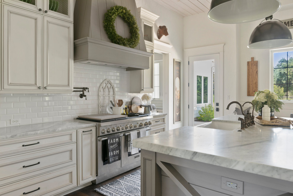 Inspiration for a country kitchen in Houston.